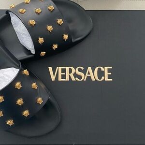 Blk/Gld Medusa studded leather slide